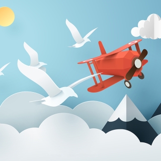Illustrasjon av fly og papirfugler over skyer og fjell.
